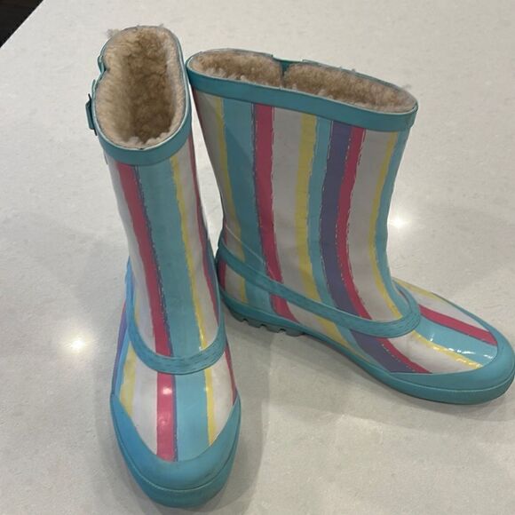 UGG boots  size estimate 6 to 6 1/2 women’s measurements 9 3/4. Nice shape. - Picture 1 of 13